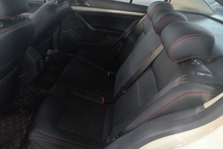 Used Volkswagen Lavida 2015 1.6L Manual Fashion Edition
