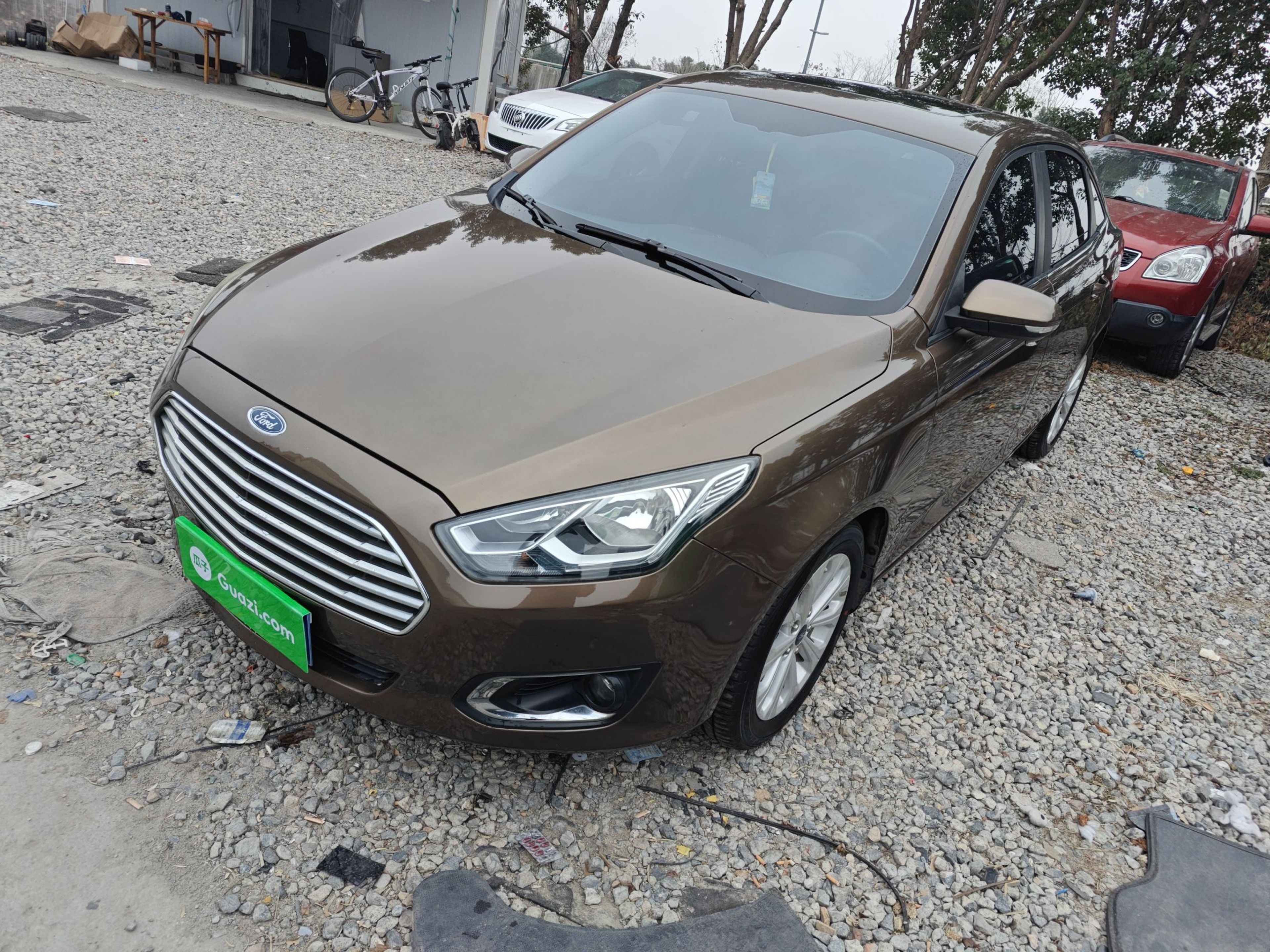 Под передней частью автомобиля