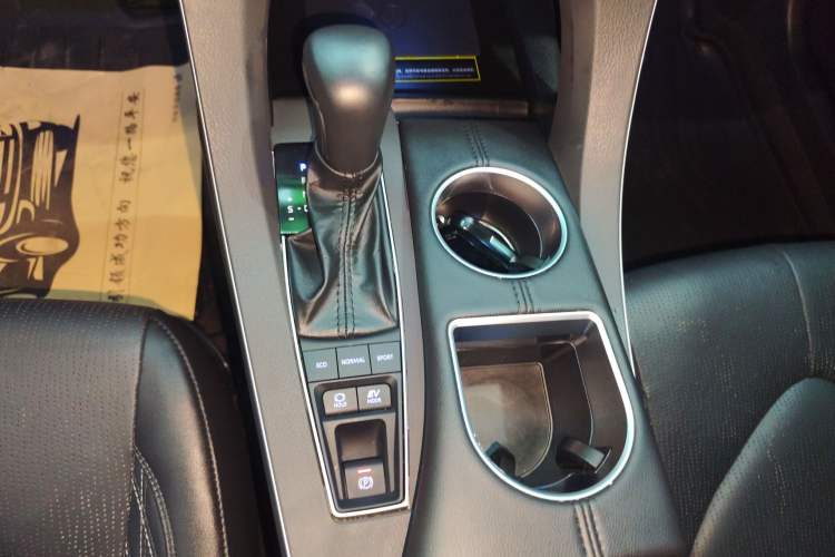 Used Toyota Avalon 2019 Dual-Engine 2.5L XLE Prestige Version China VI Standard