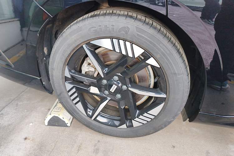 Used  E8 2024 550 km Range Rear-Wheel-Drive PRO