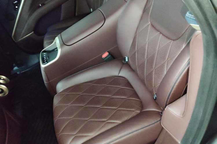 Used  11 2024 730 Luxury Edition with Three Lasers and Rear-Wheel Drive
