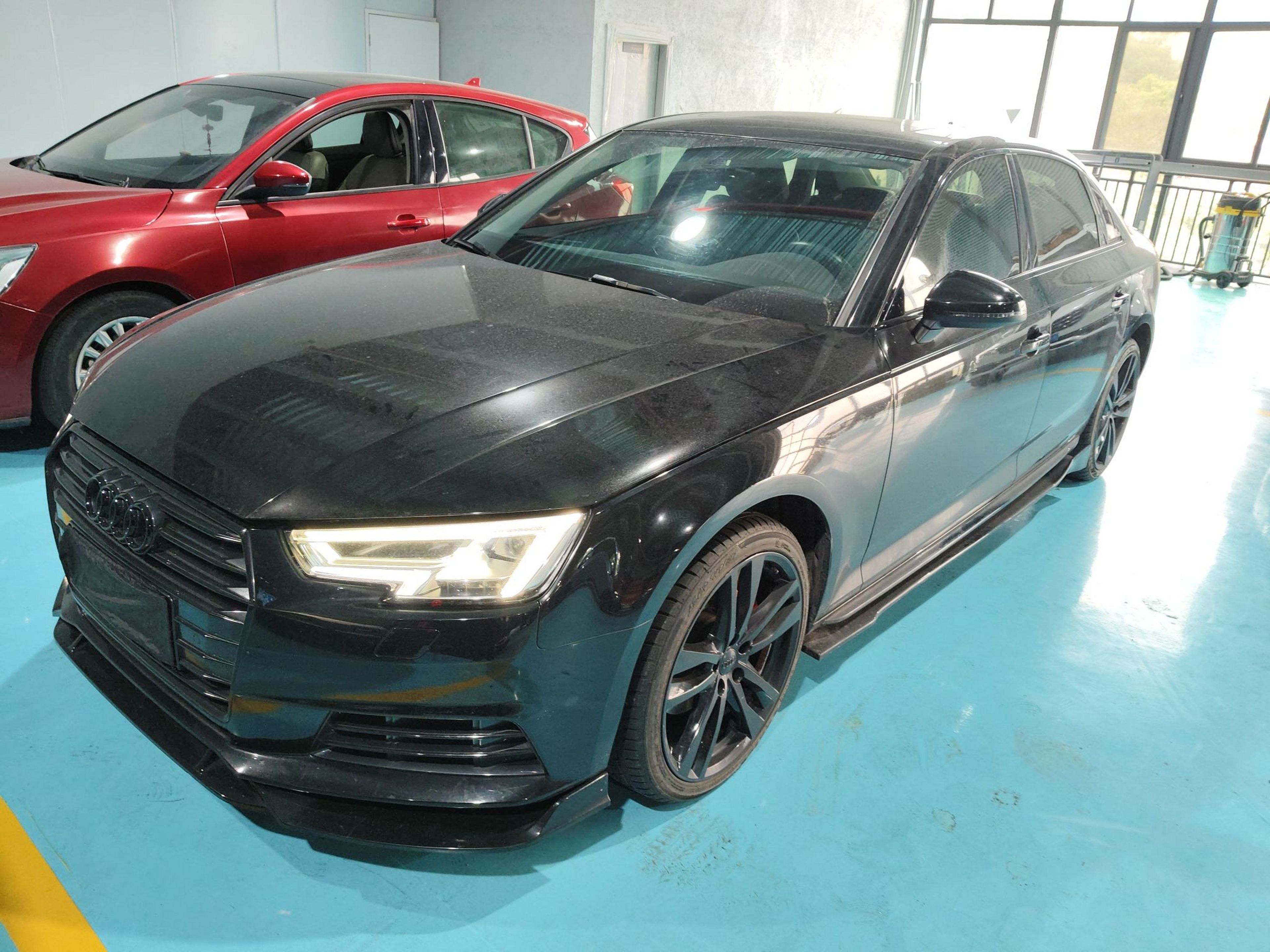 تحت مقدمة السيارة