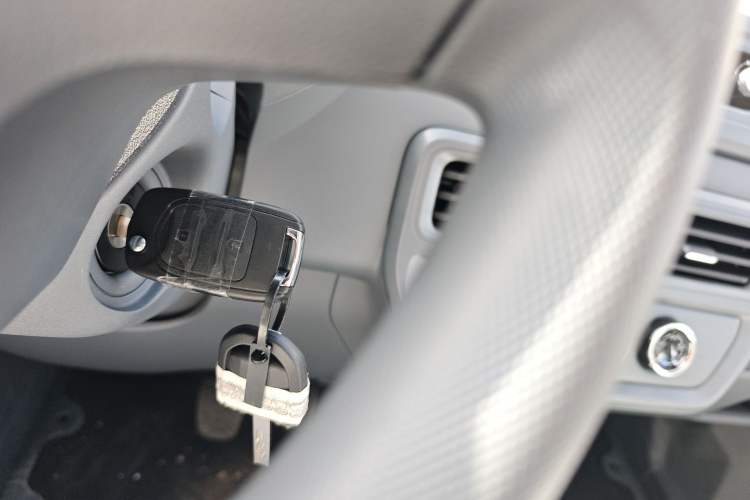 Used Wuling Yangguang 2024 300KM Comfort Version Passenger Van 75kW