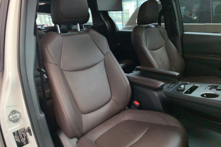 Used Toyota Granvia 2023 2.5L Hybrid Flagship VIP Edition
