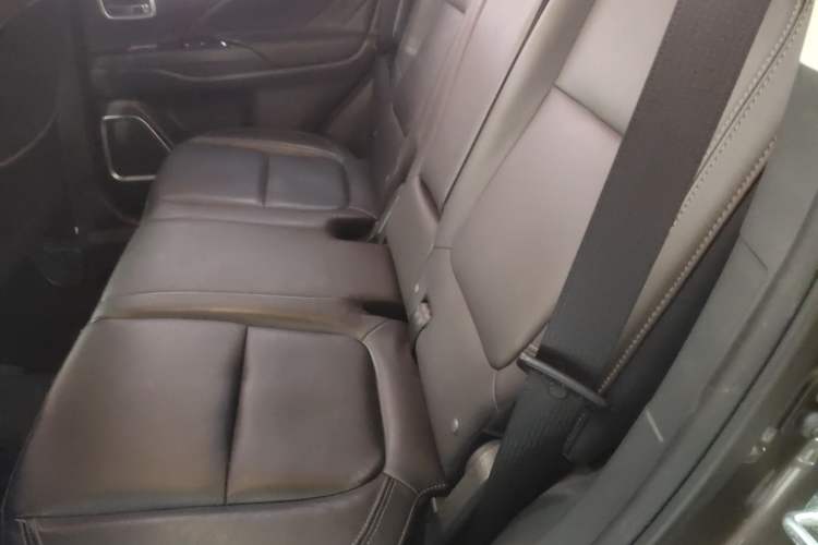 Used Mitsubishi Outlander 2019 2.4L Two-Wheel Drive ZhiXing Version 5 Seats China V Emission Standard