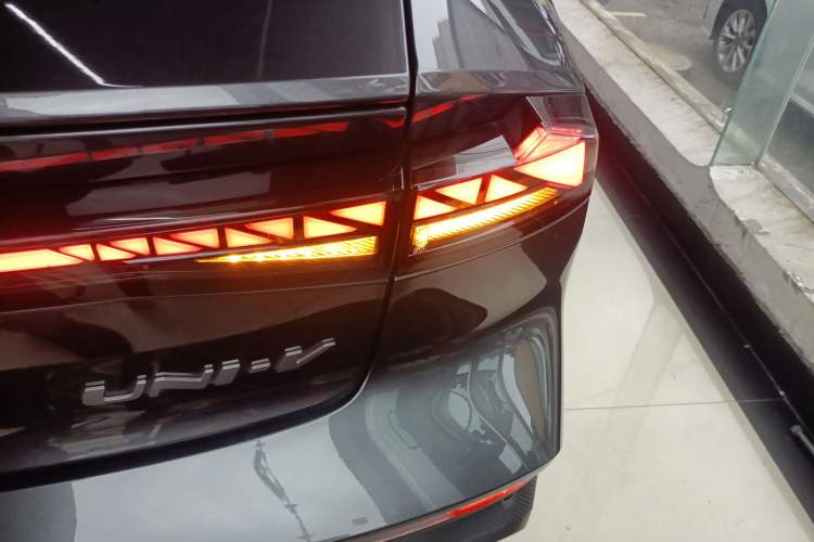 Used Changan UNI-V iDD 2024 Blue Whale Smart Electric iDD 136km ZhiKu Model