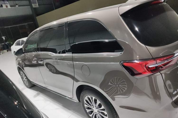 Used Buick GL8 2023 Facelifted Land Cruiser Executive Luxury Version
