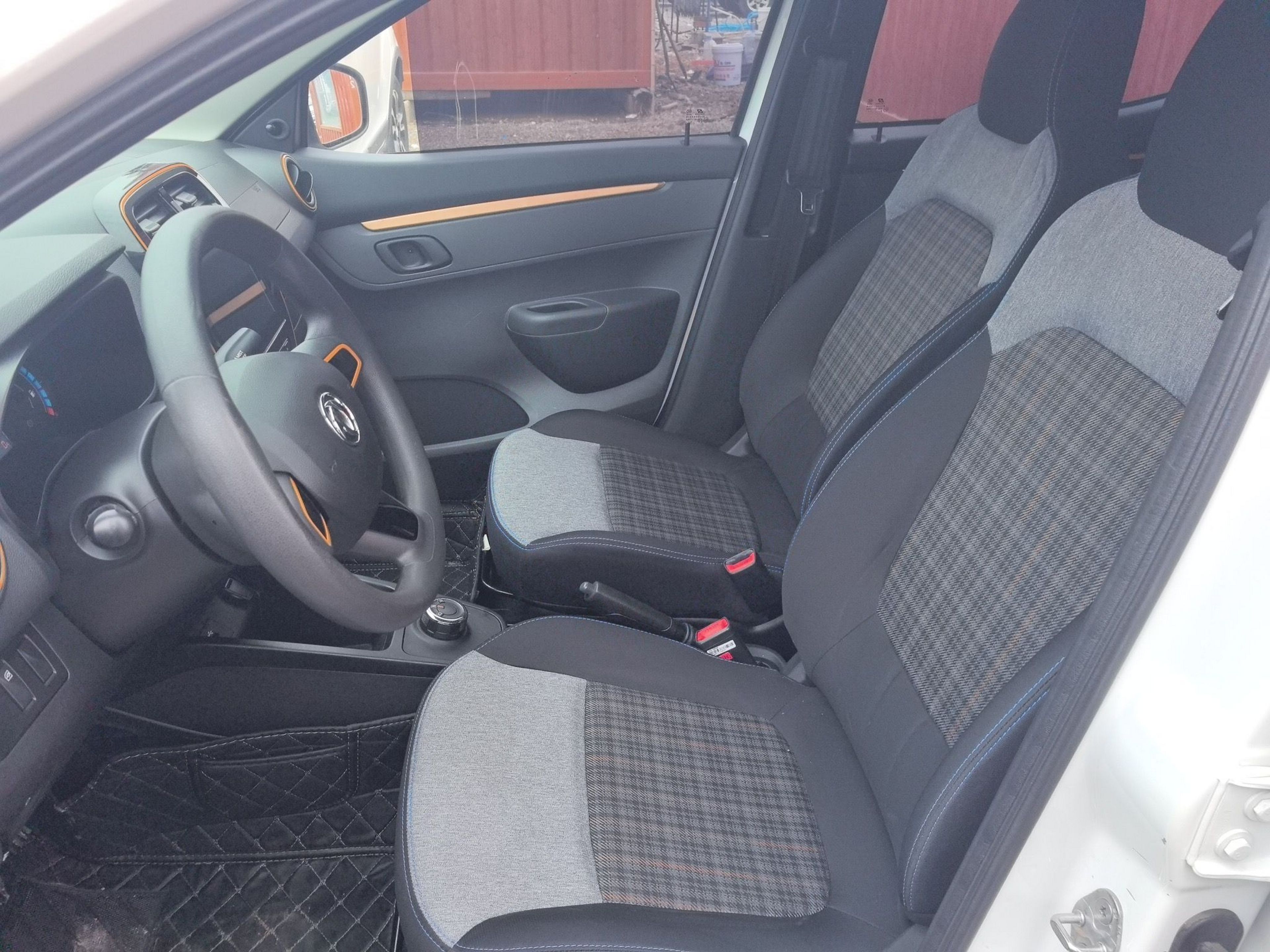 Переднее сиденье в автомобиле