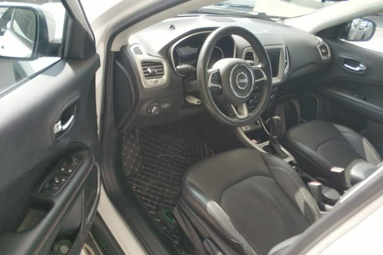 Used  Compass 2017 200T Automatic Family Edition
