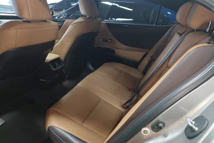 Used Lexus ES 2018 300h Premier Edition China VI Standard