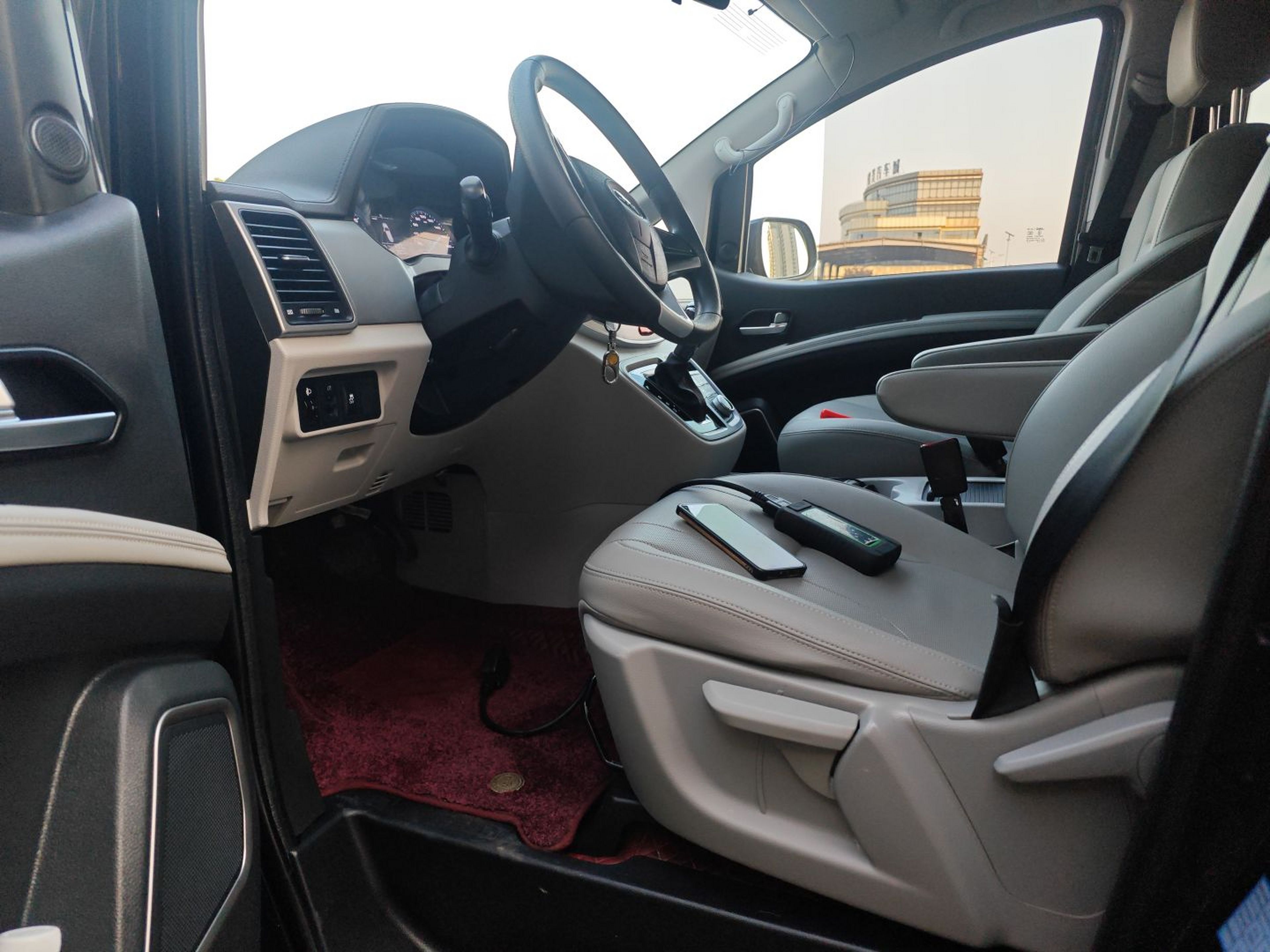 Переднее сиденье в автомобиле