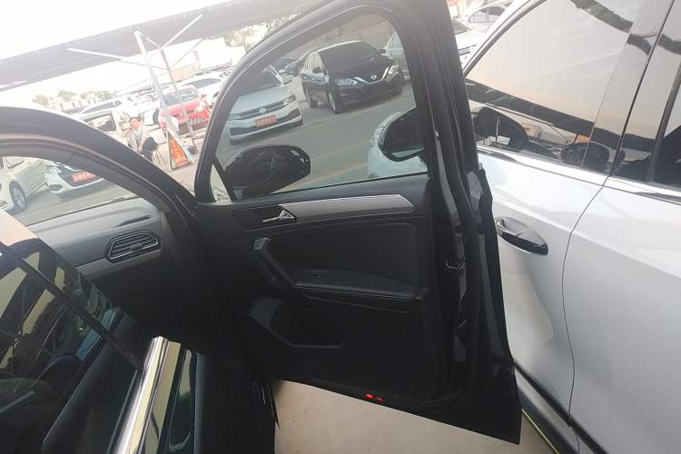 Used Volkswagen Tiguan L 2019 330TSI Automatic Two-Wheel Drive Smart Luxury Version China VI Standard
