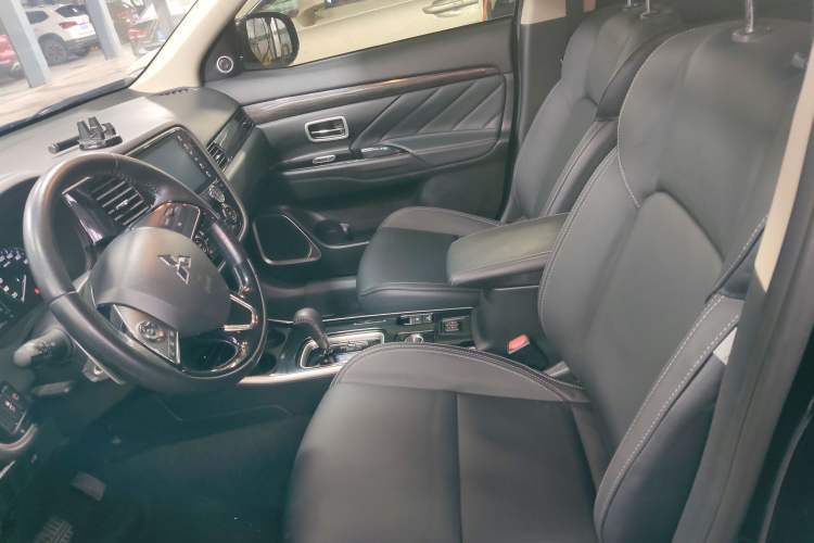 Used Mitsubishi Outlander 2019 2.4L 4x4 Zhi Xiang Edition 5 Seats China VI Standard
