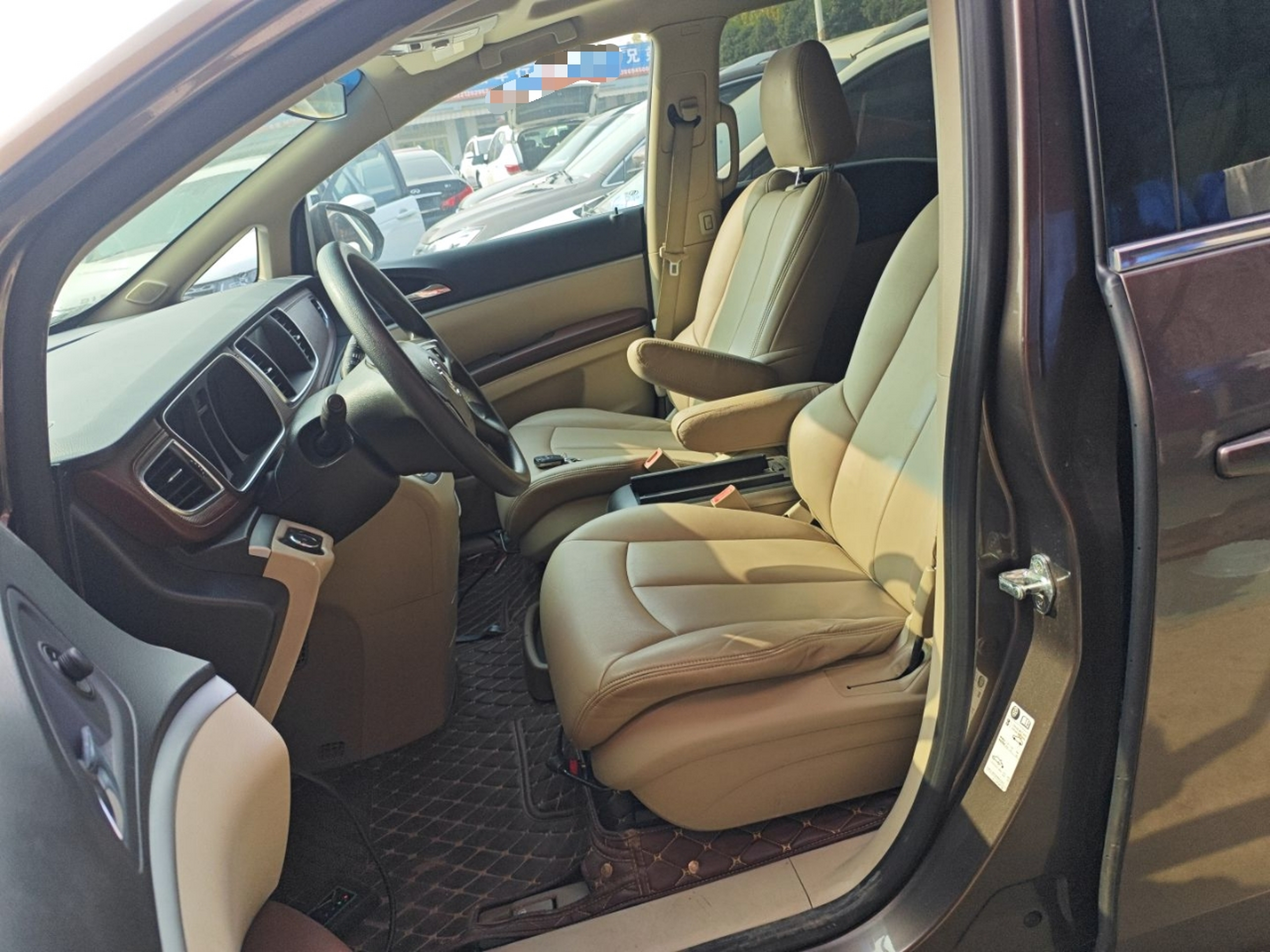 Переднее сиденье в автомобиле