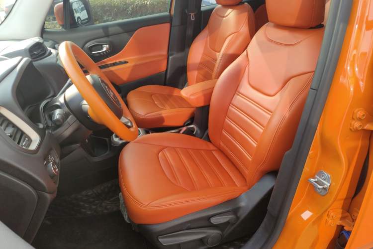 Used  Renegade 2018 Connected Large Screen Version 180TS Automatic High-Energy Edition
