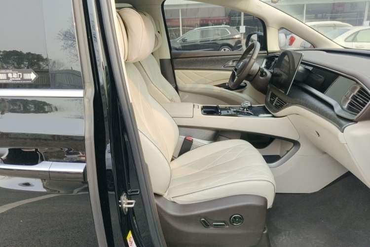 Used Denza D9 2024 DM-i 1050 Luxury Model
