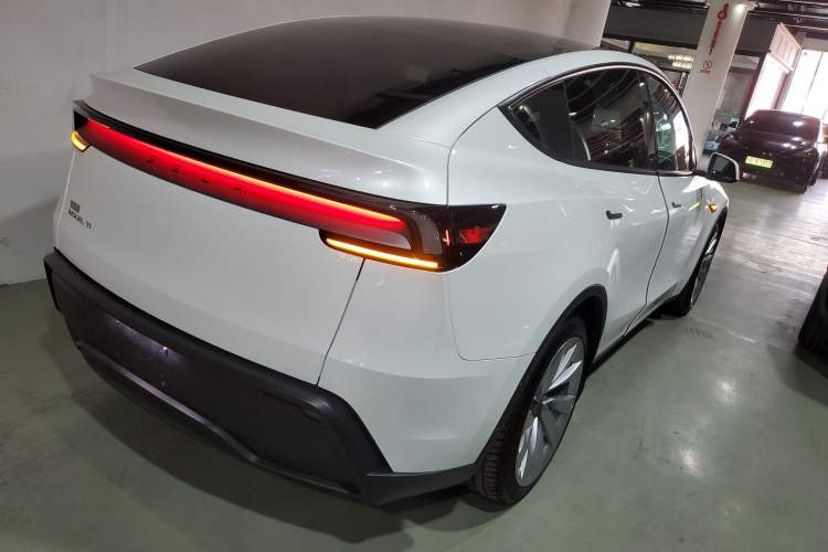Used Tesla Model Y 2025 Long-Range All-Wheel-Drive Version