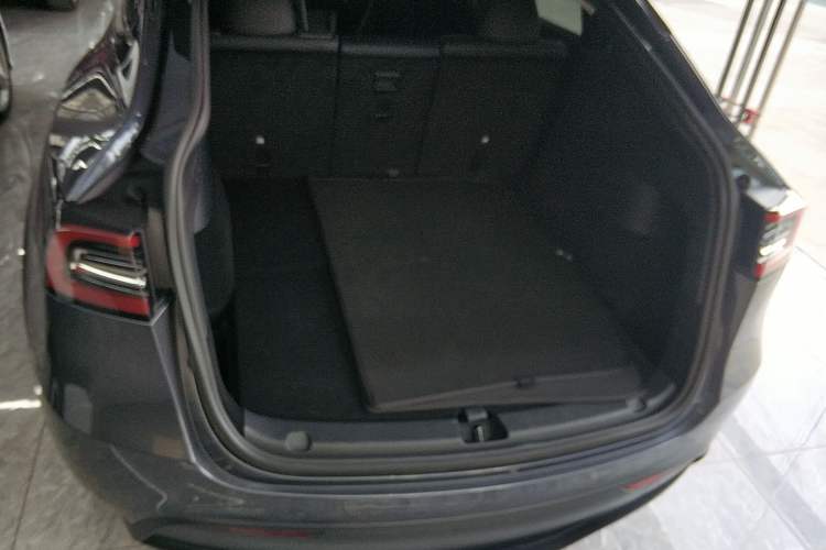 Used Tesla Model Y 2021 Long-Range All-Wheel-Drive Version
