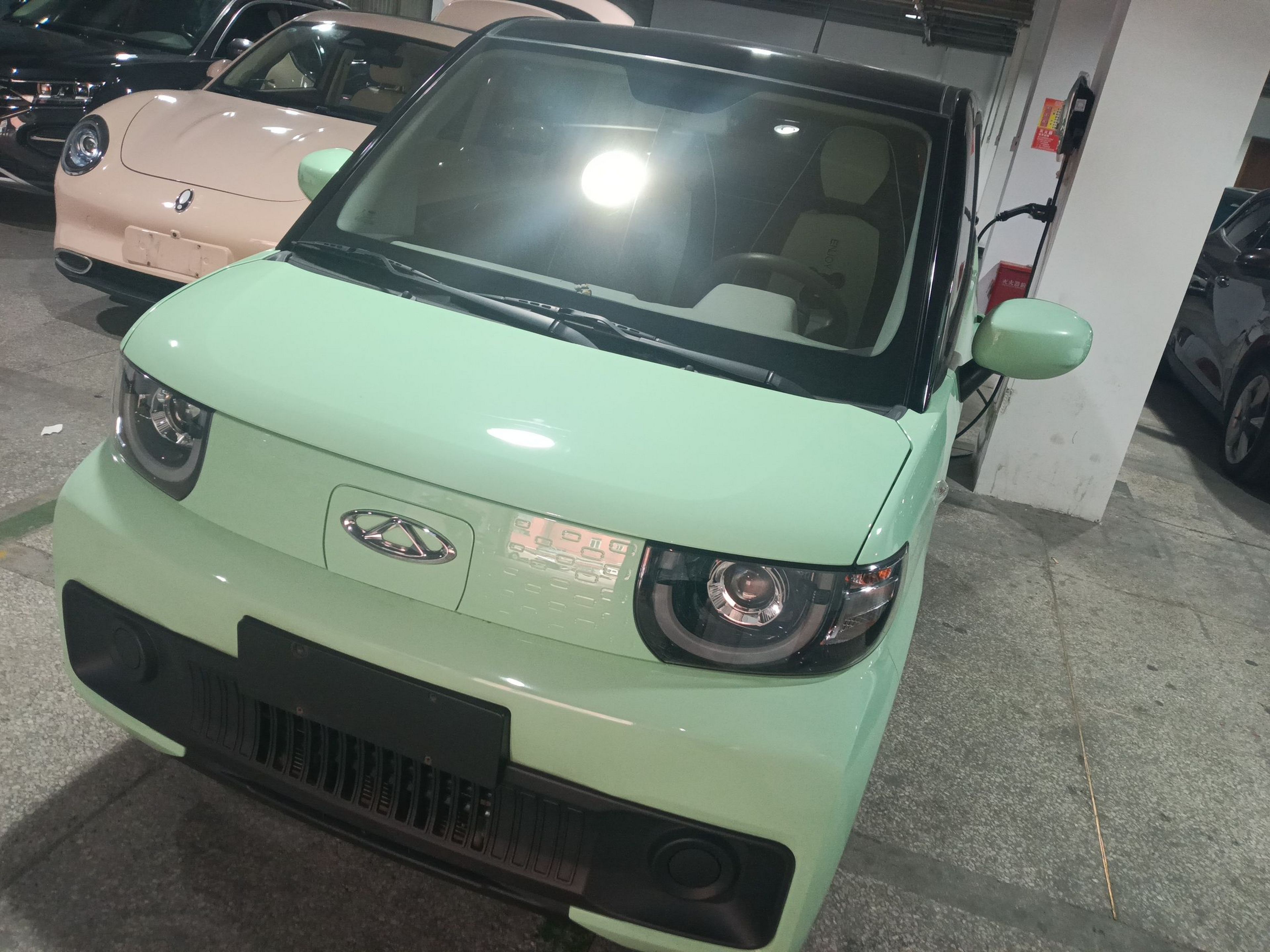 تحت مقدمة السيارة