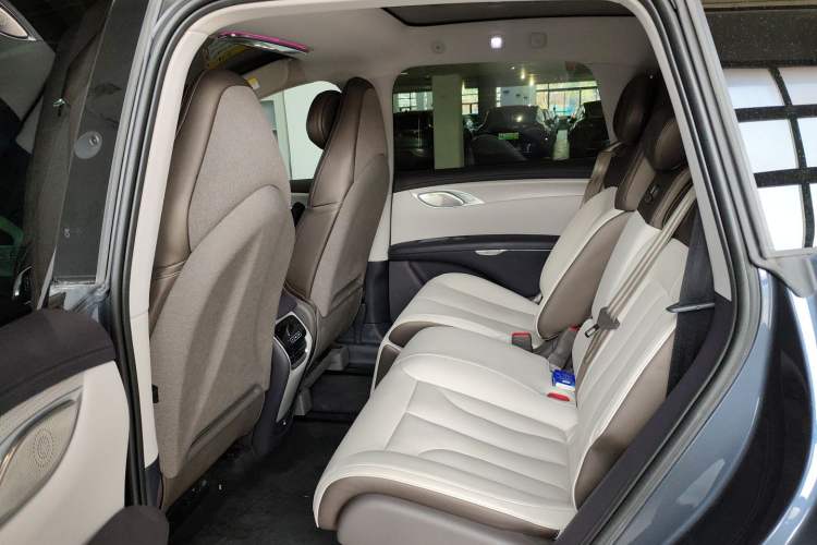 Used  LS7 2023 100kWh Lux All-Wheel-Drive Version