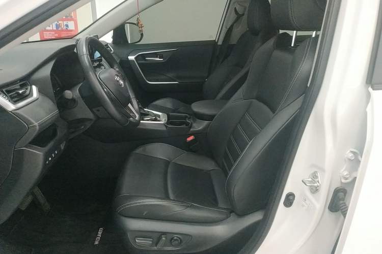 Used Toyota Wildlander 2023 2.0L CVT Two-Wheel Drive Luxury PLUS Edition
