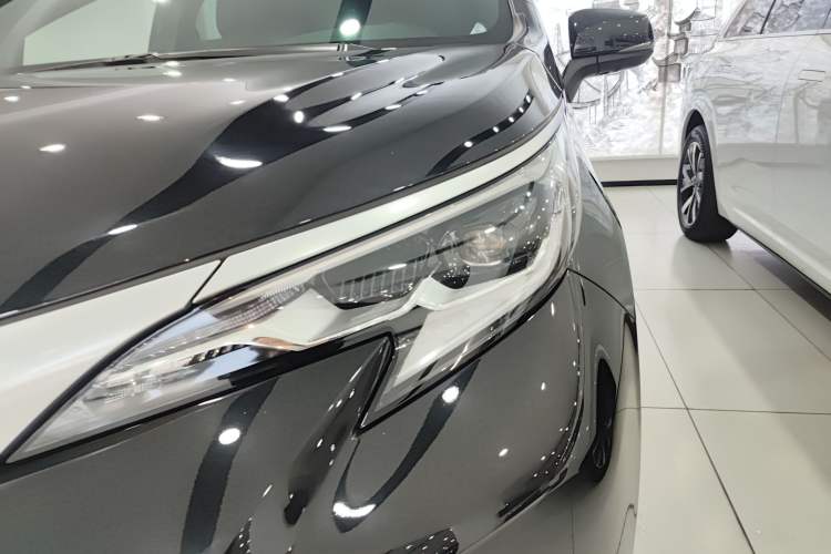 Used Toyota Sienna 2023 2.5L Hybrid Deluxe Edition
