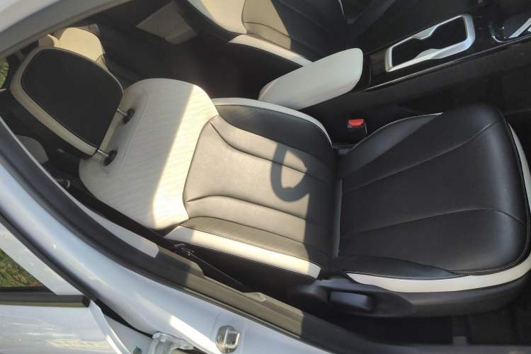 Used Geometry E Firefly 2024 401 km Fluorescent
