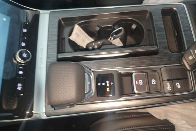 Used Roewe RX5 2025 PLUS 330TGI Automatic Trendsetting Smart Edition
