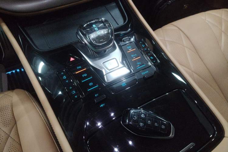 Used Denza D9 2025 DM-i Intelligent Drive 1020 Four-Wheel Drive Flagship Model