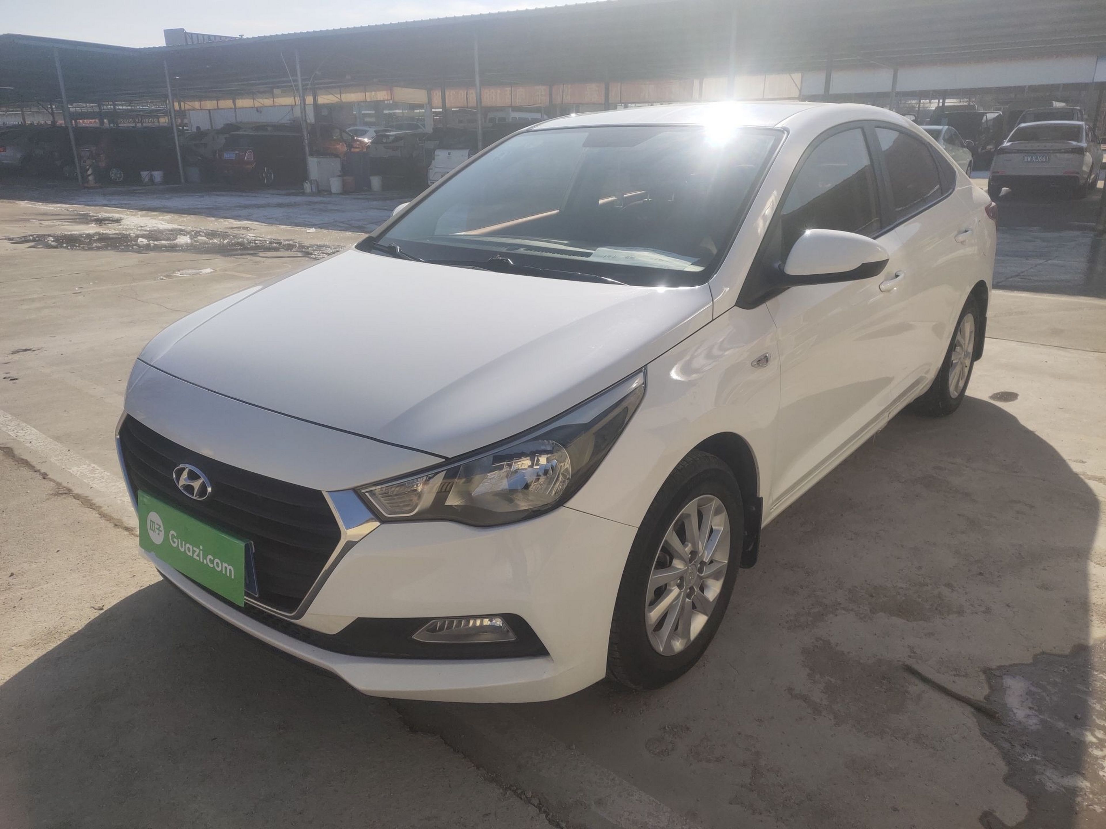 تحت مقدمة السيارة