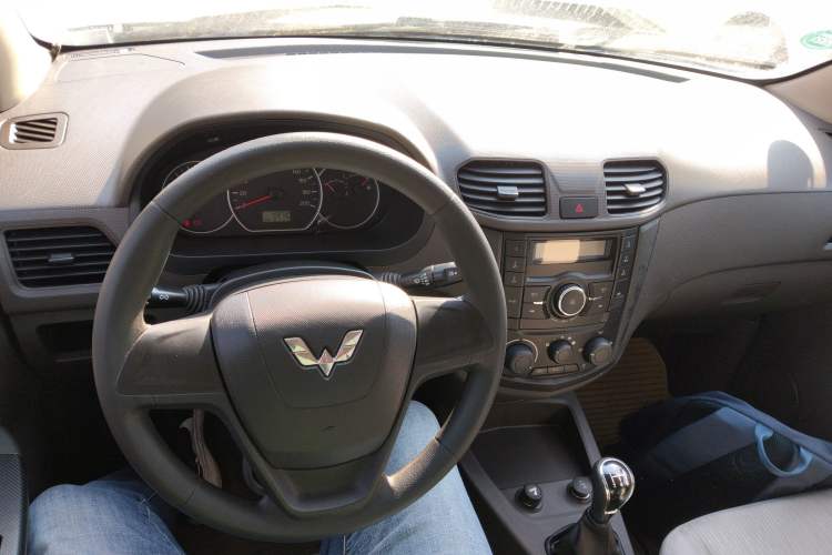 Used Wuling Hongguang 2015 1.5L S Basic Version China V Standard
