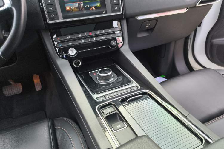 Used Jaguar F-PACE 2018 2.0T Two-Wheel Drive Urban Deluxe Edition
