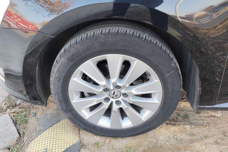 Used Volkswagen Lavida 2013 Restyled Classic 1.6L Manual Comfort Edition