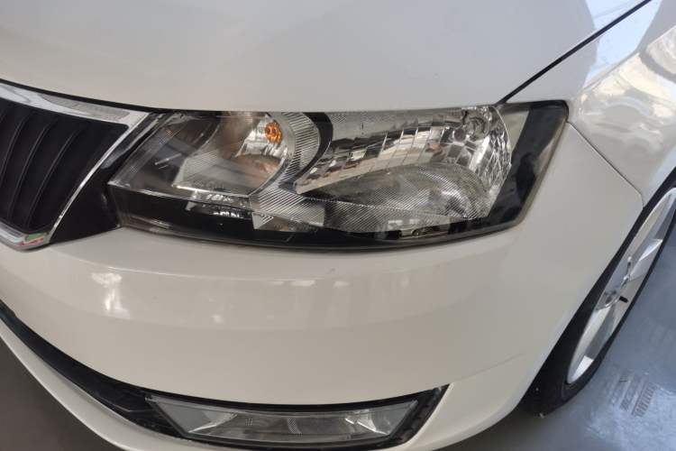 Used Skoda Rapid 2015 1.6L Automatic Smart Selection Model
