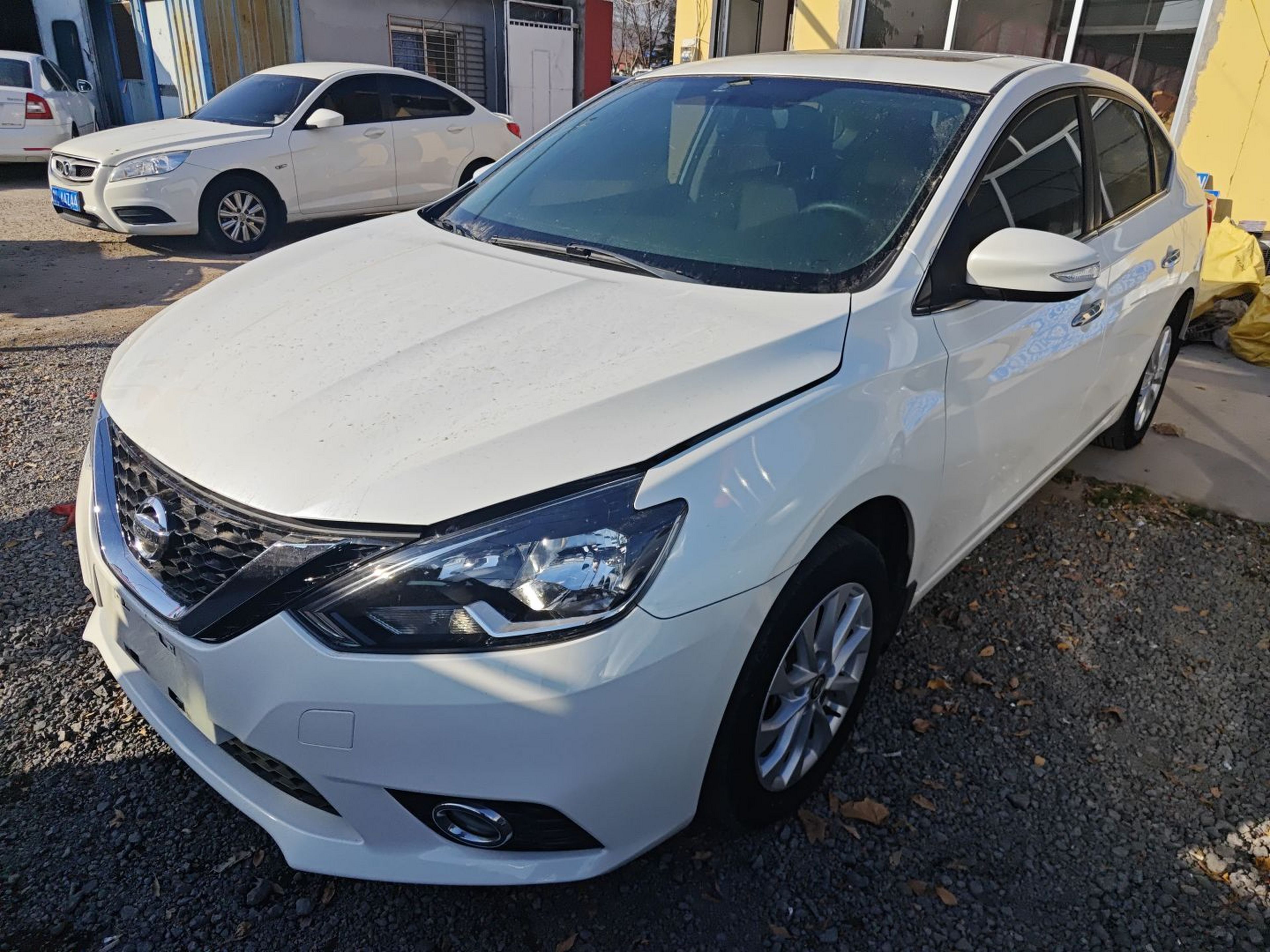 تحت مقدمة السيارة