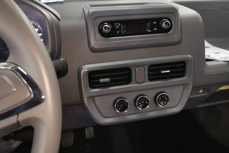 Used Wuling Yangguang 2025 Model 310KM Bus Edition—Customized by CATL
