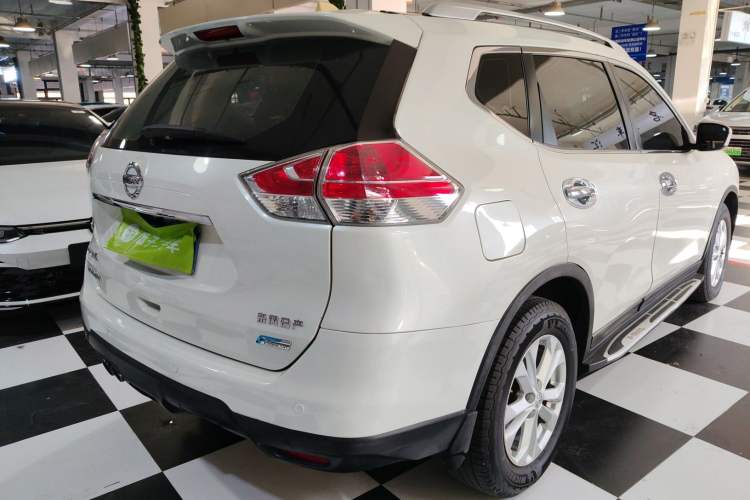 Used Nissan X-Trail 2014 2.5L CVT Leading Edition 4WD
