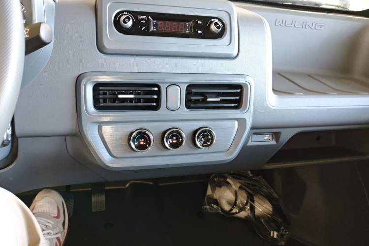 Used Wuling Yangguang 2024 300KM Comfort Version Passenger Van 75kW
