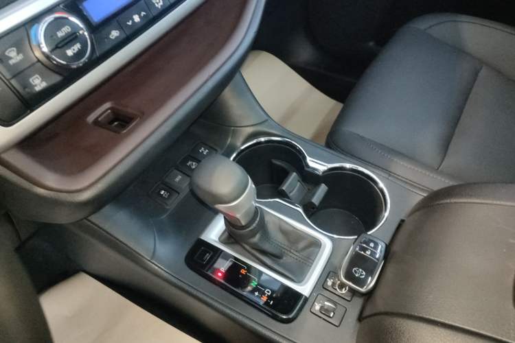 Used Toyota Highlander 2018 2.0T Four-Wheel Drive Luxury Edition 7 Seats China V Emission Standard
