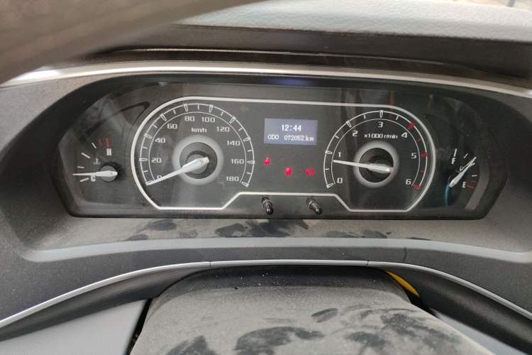 Used SAIC MAXUS Xintu V80 2024 Aotong Value Edition 6MT Long-Wheelbase Mid-Roof Model with 127 Ps Available in 6/7/8/9-Seater Configurations