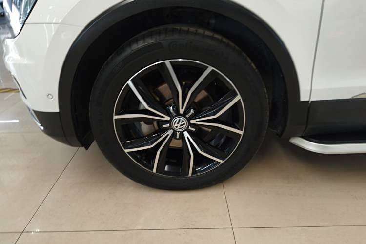 Used Volkswagen Tiguan L 2020 330TSI Automatic Two-Wheel Drive Smart Luxury Edition China VI Standard
