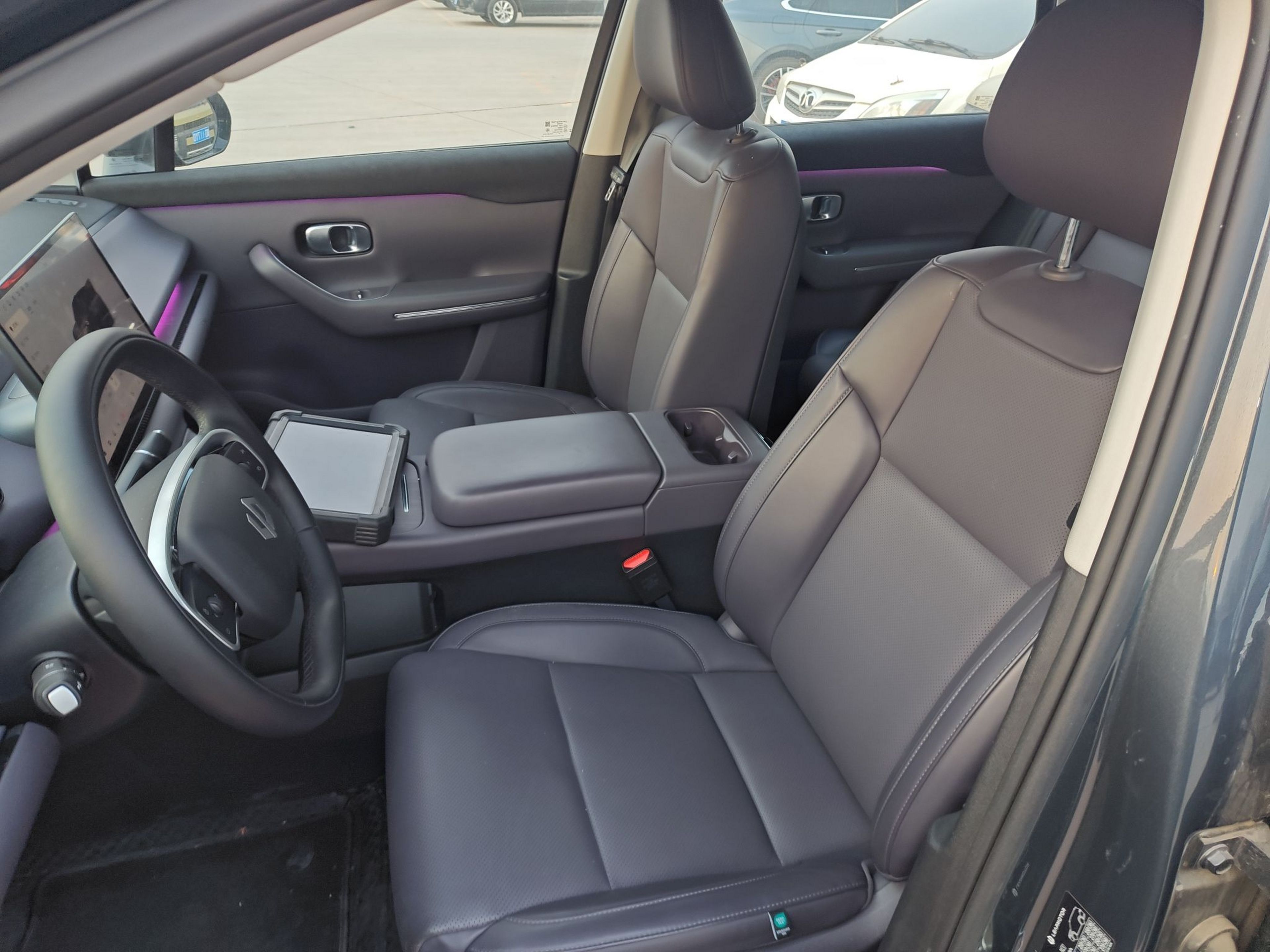 المقاعد الأمامية داخل السيارة