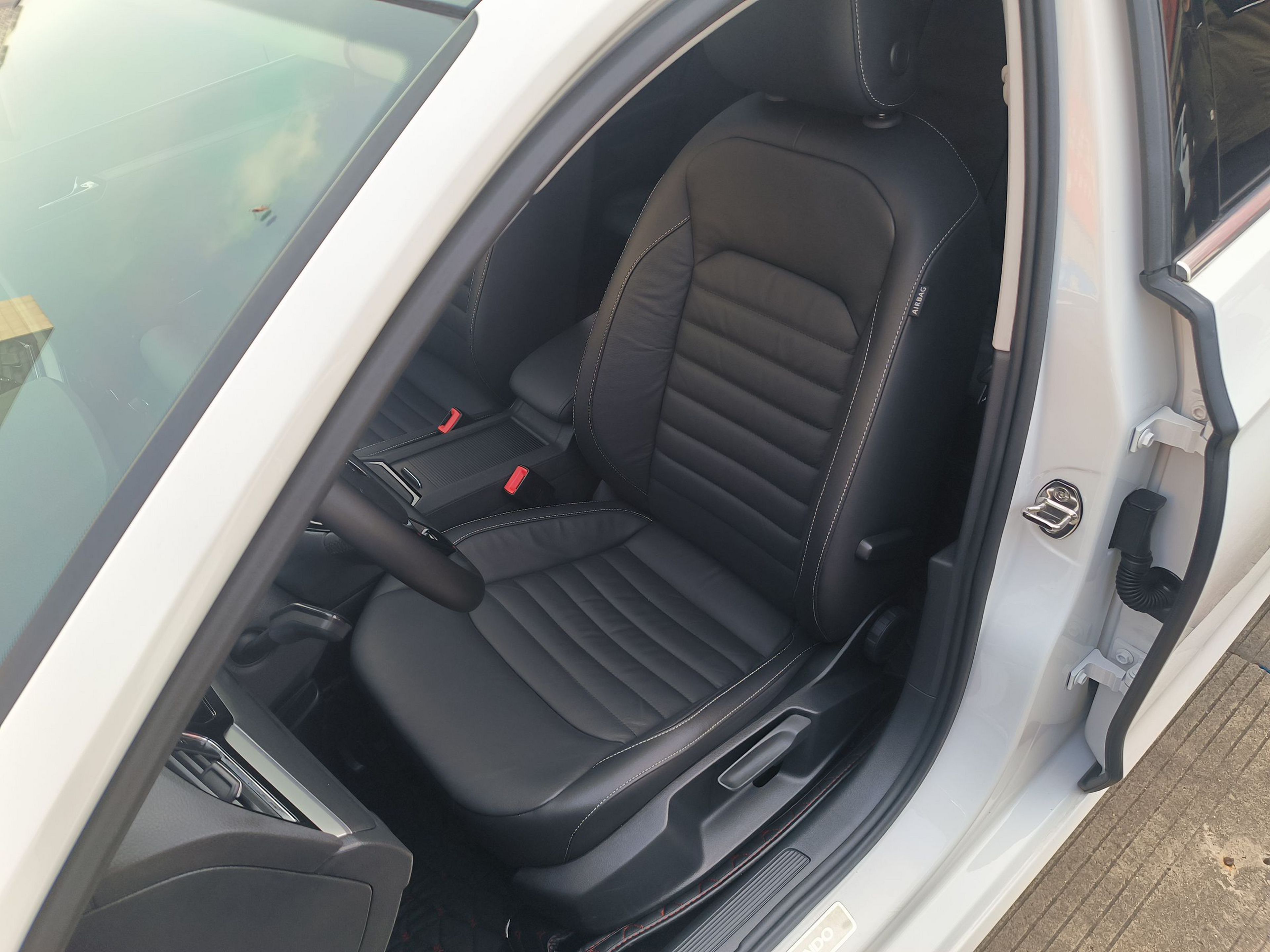 Переднее сиденье в автомобиле