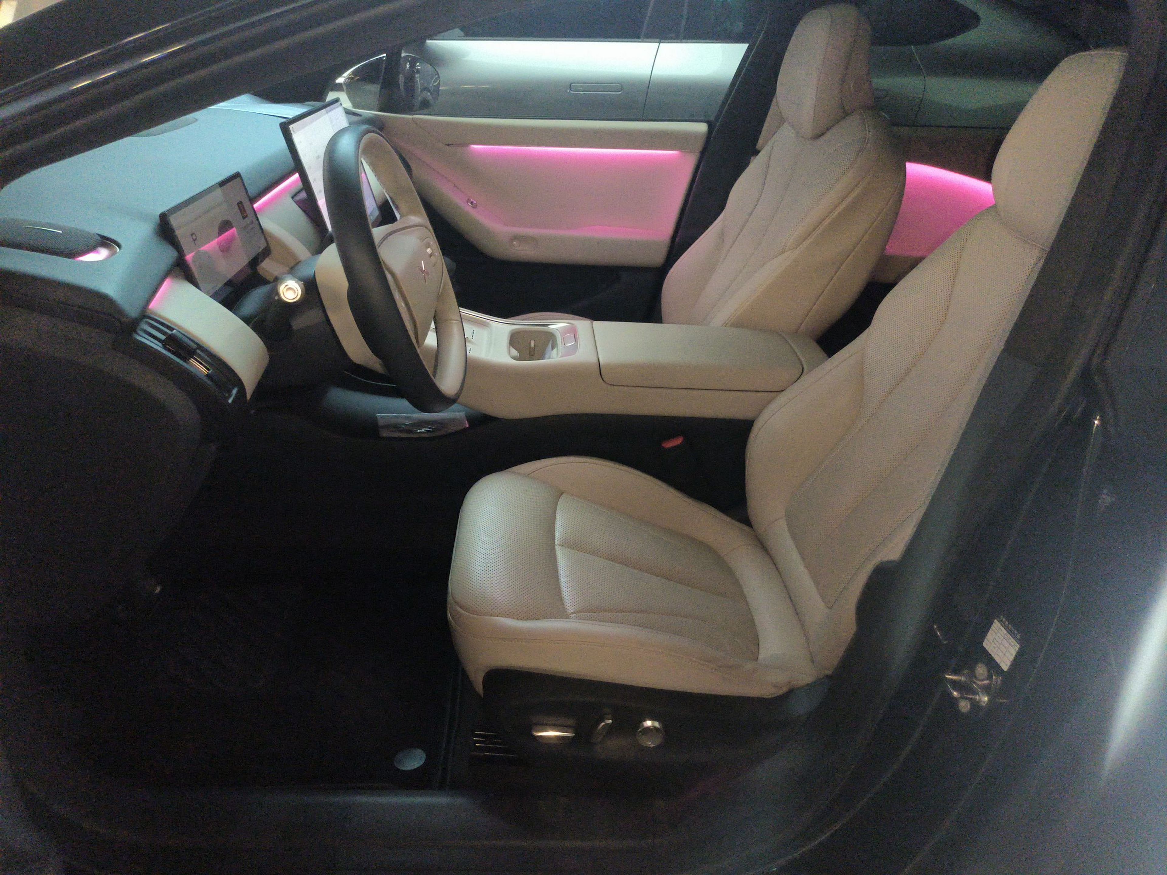 المقاعد الأمامية داخل السيارة