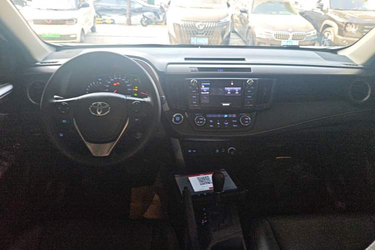 Used Toyota RAV4 2016 2.0L CVT Two-Wheel Drive Fashion Edition China V Standard
