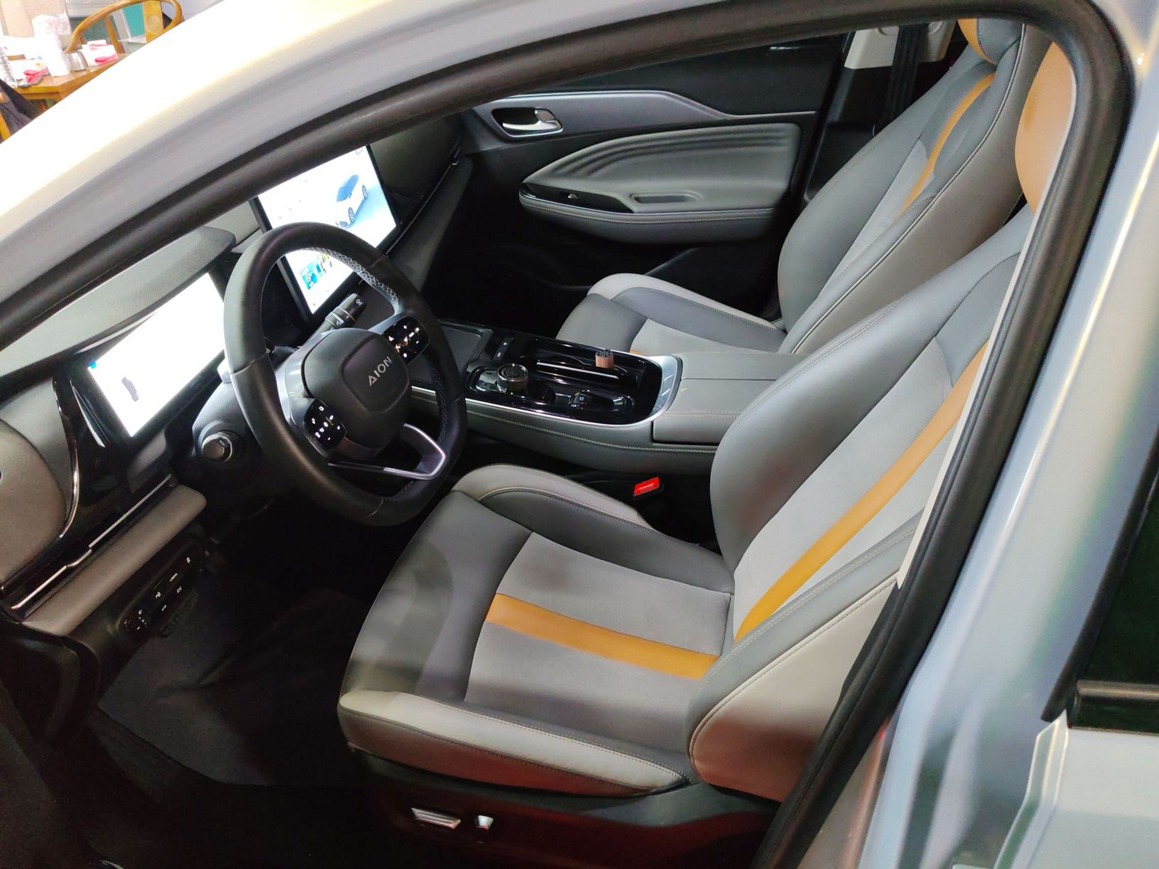 Переднее сиденье в автомобиле