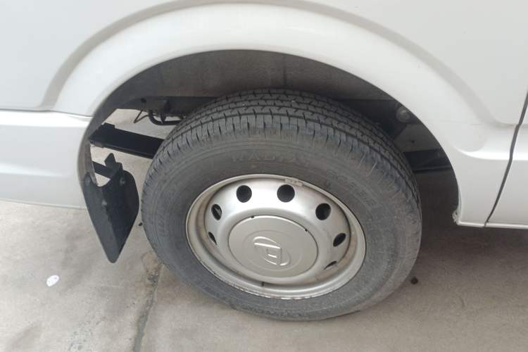 Used SAIC MAXUS Xintu V80 2024 City Distribution King PLUS Value Edition 6MT Short Wheelbase Mid-Roof Design 127 Ps 3 Seats
