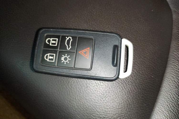 Used Volvo S60 2015 S60L 2.0T Zhiyuan Edition
