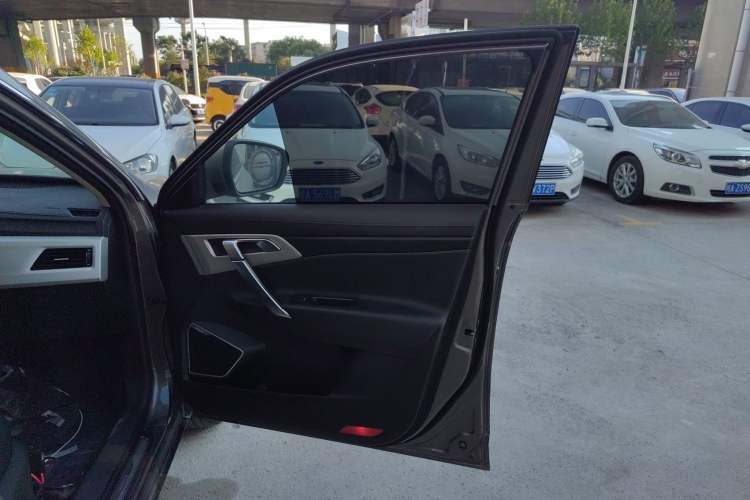 Used Geely Auto Emgrand X7 Sport 2020 1.8TD DCT Two-Wheel Drive Smart Connect 4G-Enabled Version
