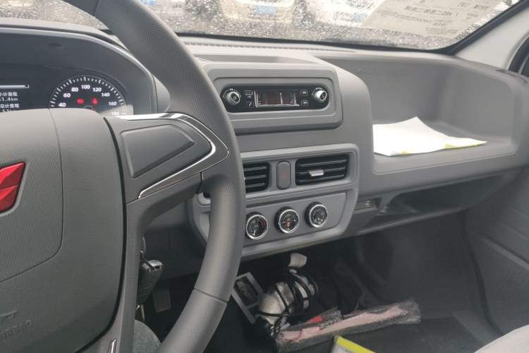 Used Wuling Yangguang 2024 300KM Comfort Version Passenger Van 75kW
